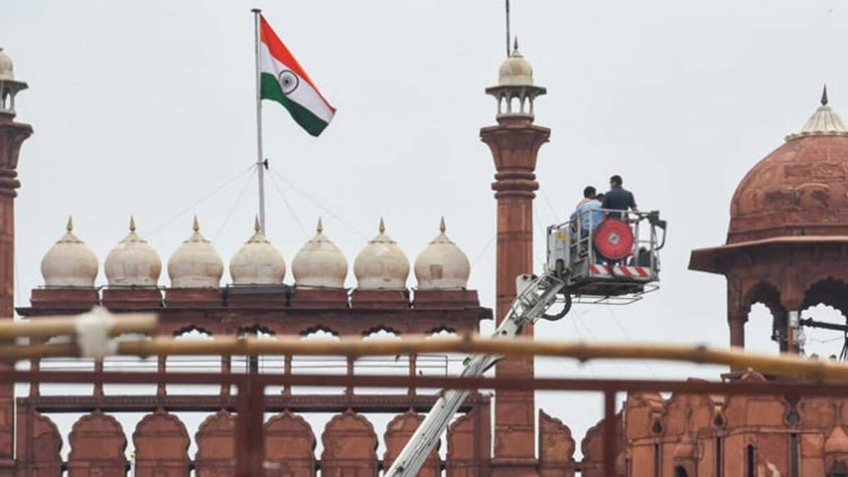 लाल किले पर स्वतंत्रता दिवस की तैयारियां जोरों पर, तैयार किया जा रहा विशेष मंच